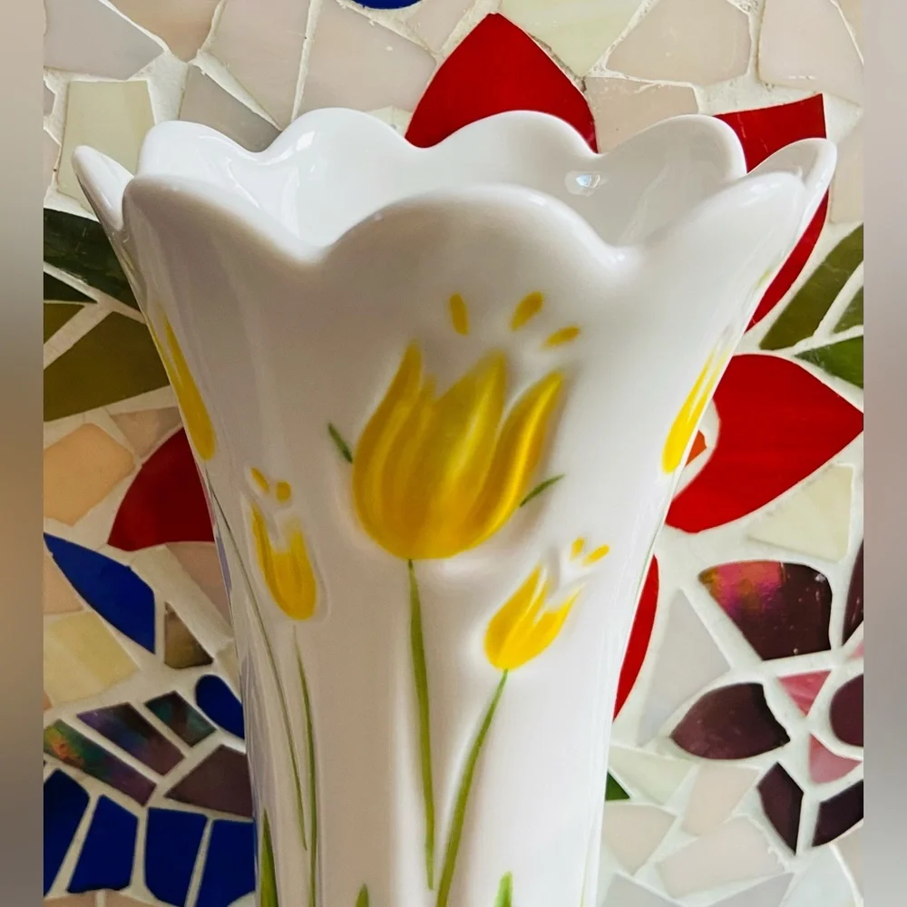 BNWT Sleek, Elegant Flower Vase Featuring Yellow Tulip Flowers, Scalloped Edge💐
